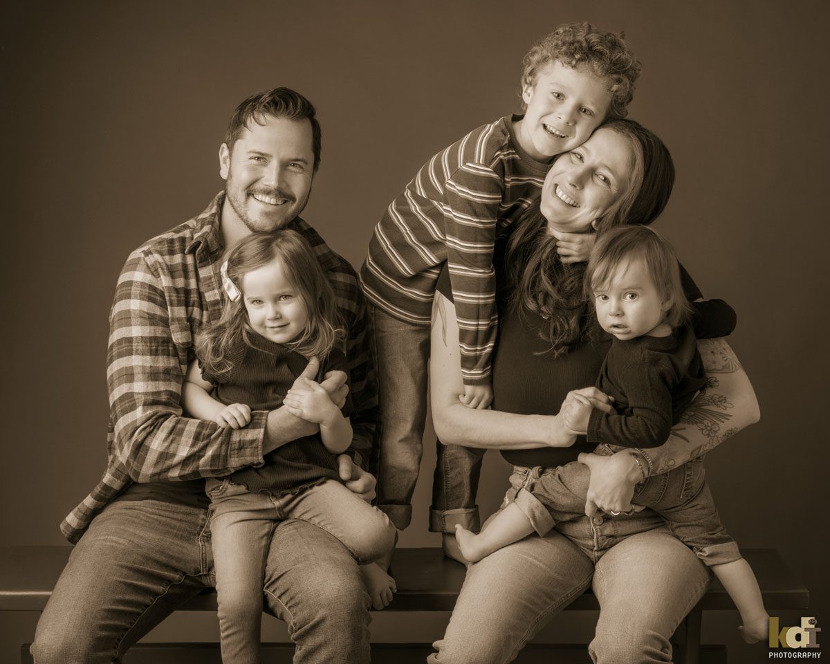 Black and White Studio Family Photos - KDI Photography, image size:1200x960